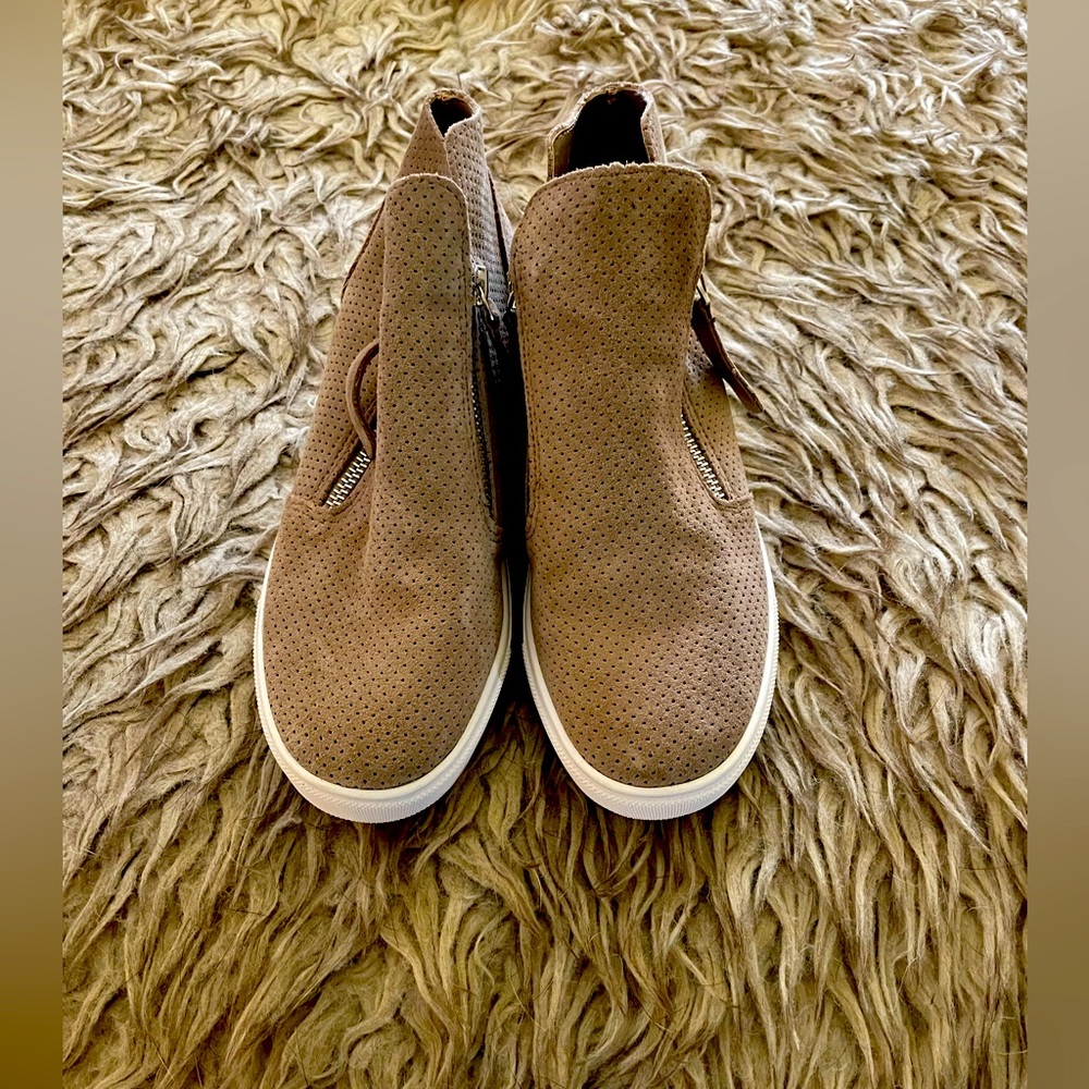 Sneaker boots